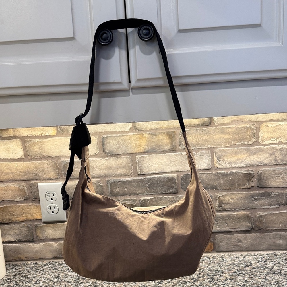 BAGGU khaki medium crescent